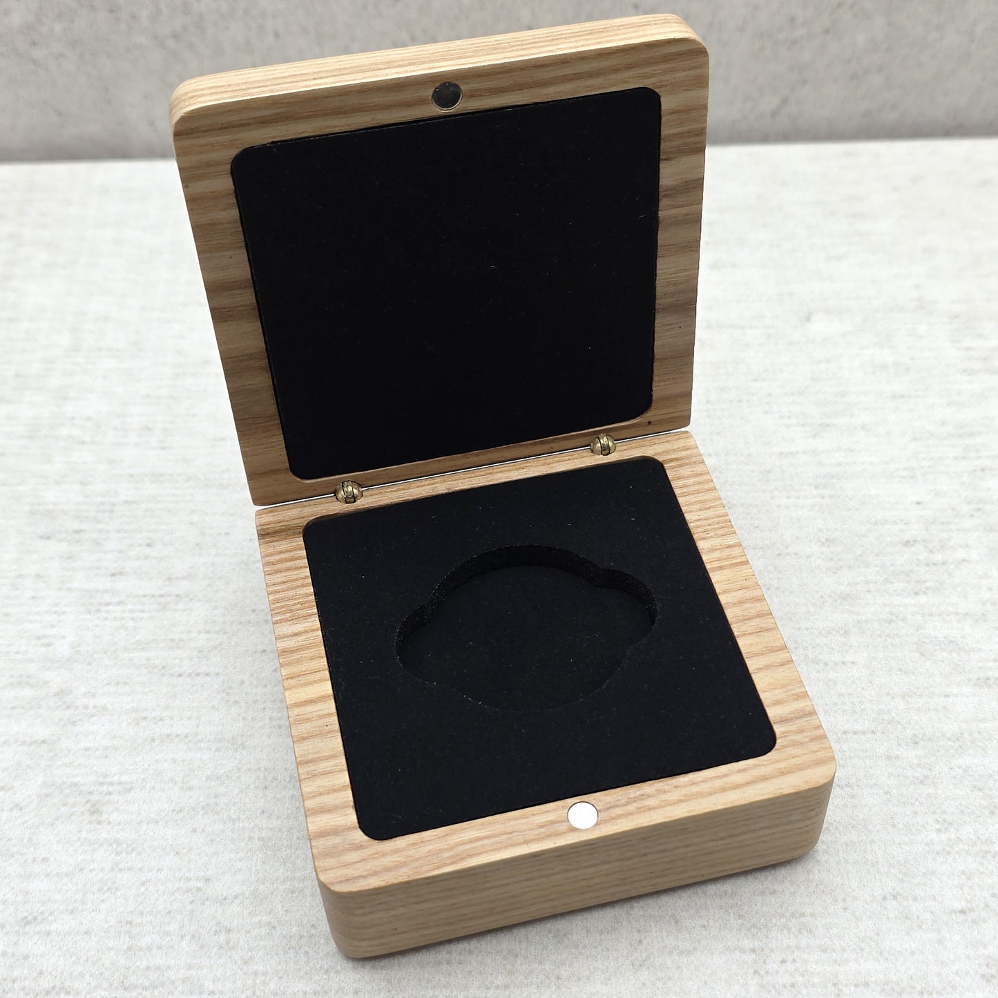 Wooden Challenge Coin Display Box Lacquered Ash Gift Case with Custom Insert