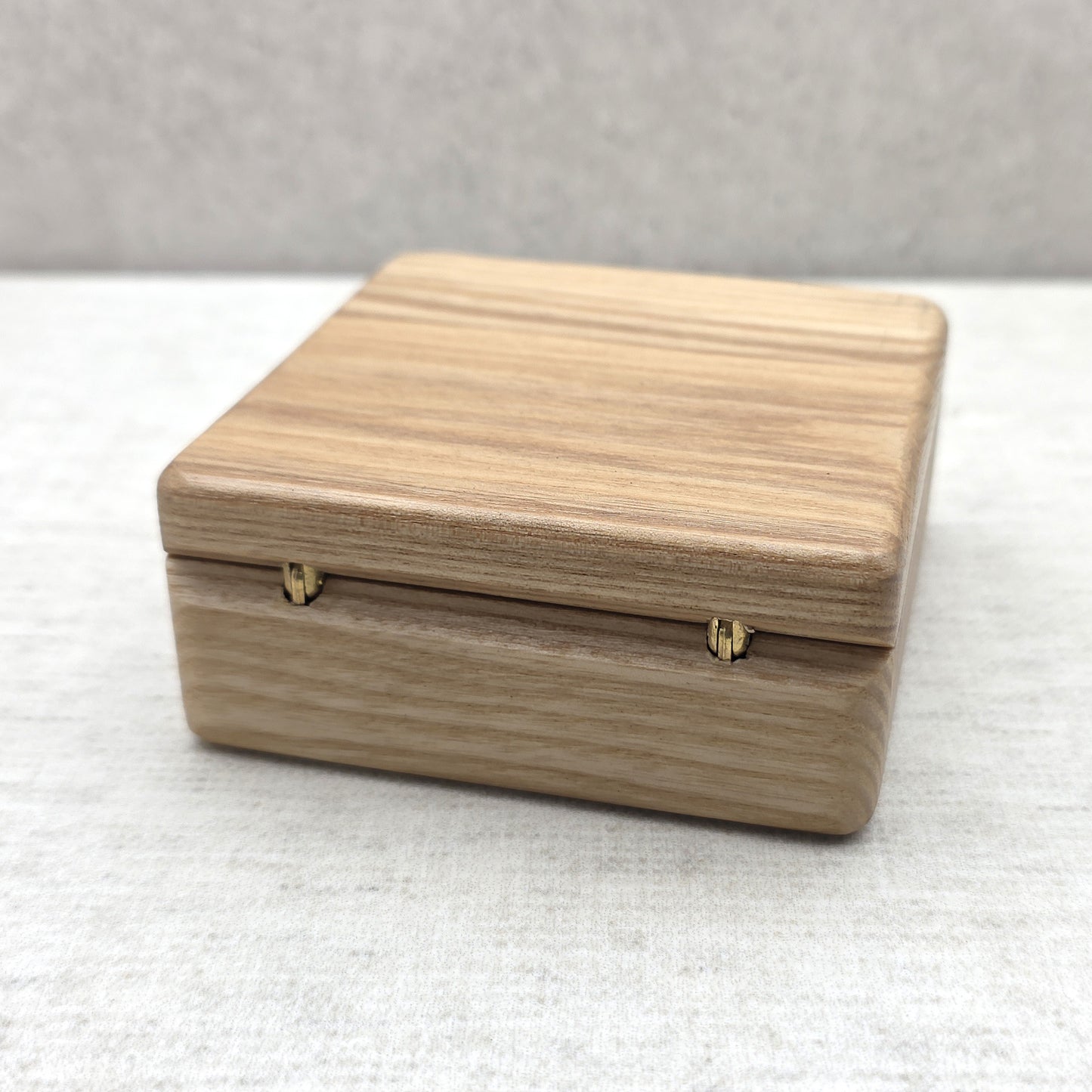 Wooden Challenge Coin Display Box Lacquered Ash Gift Case with Custom Insert