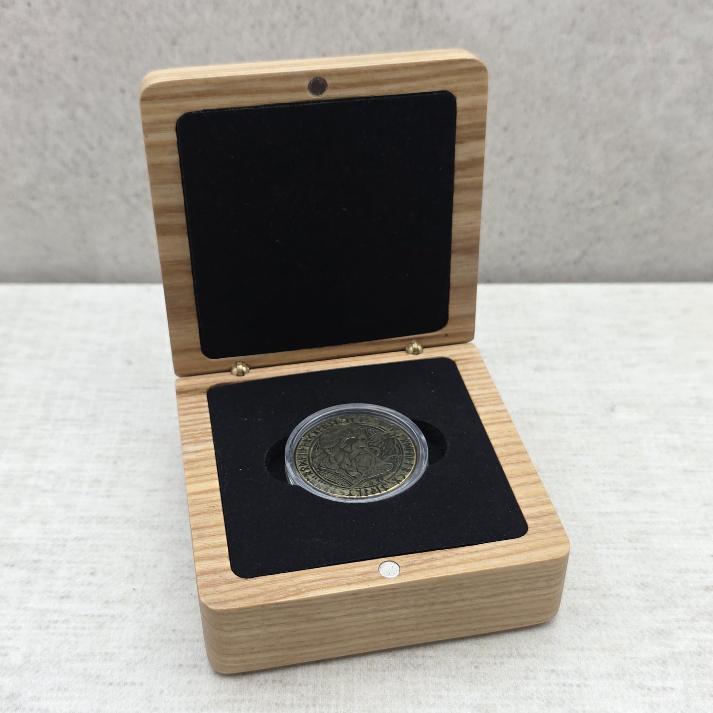 Wooden Challenge Coin Display Box Lacquered Ash Gift Case with Custom Insert