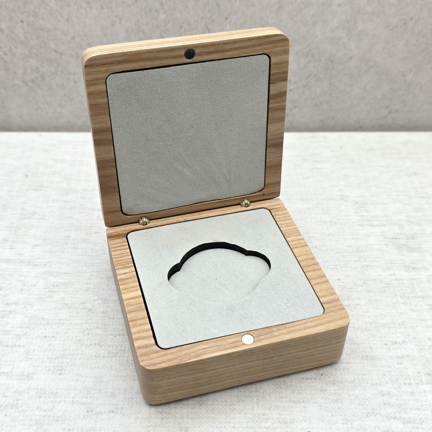 Wooden Challenge Coin Display Box Lacquered Ash Gift Case with Custom Insert